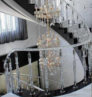 Примеры лестниц из стекла и акрила